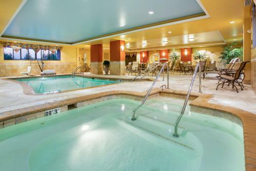Holiday Inn Express Hotel & Suites Bloomington