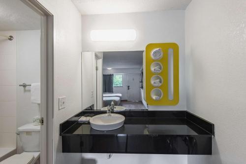 Motel 6 - Overland Park