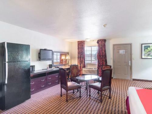 Hotel Howard Johnson Inn - Salina