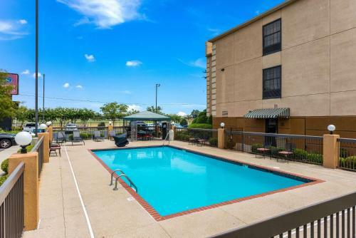 Hotel Comfort Suites Monroe