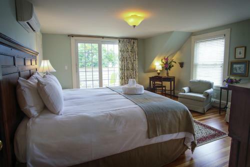 Bed & Breakfast Inn On Shore Road