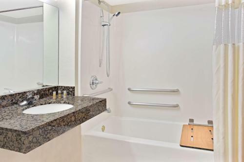 Hotel Days Inn And Suites Laurel