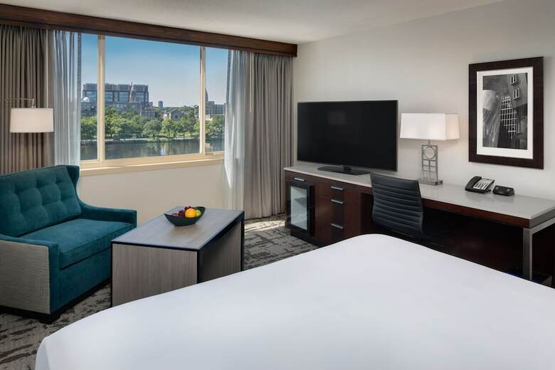 Hotel Hyatt Regency Cambridge, Overlooking Boston