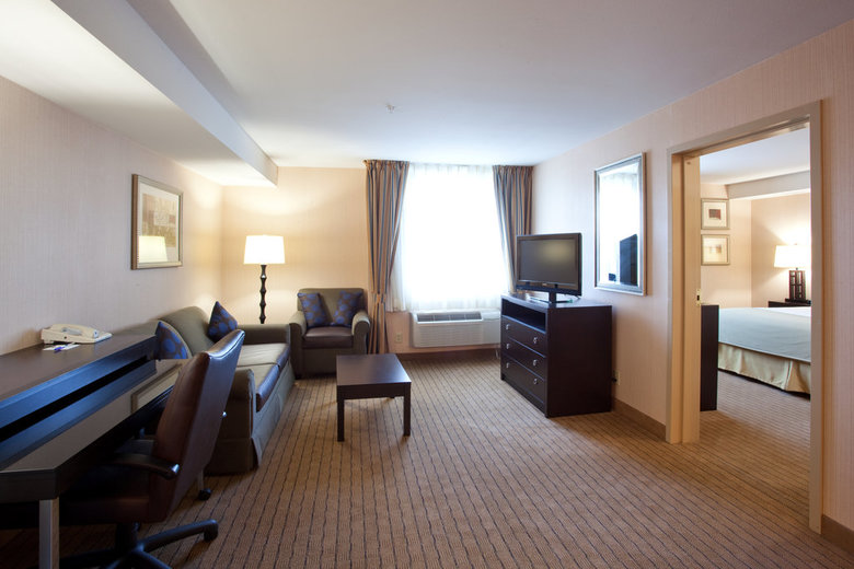 Holiday Inn Express Hotel & Suites