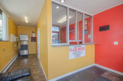 Plaza Motel