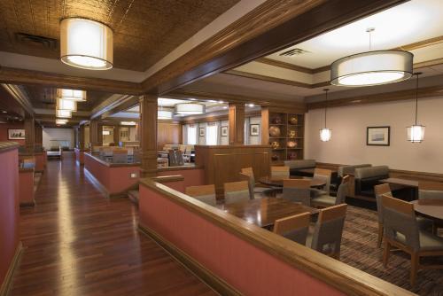 Hotel Doubletree By Hilton Grand Rapids-airport