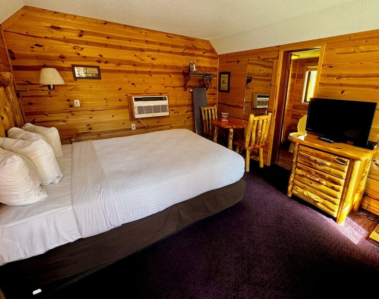 Hotel Cabins Of Mackinaw