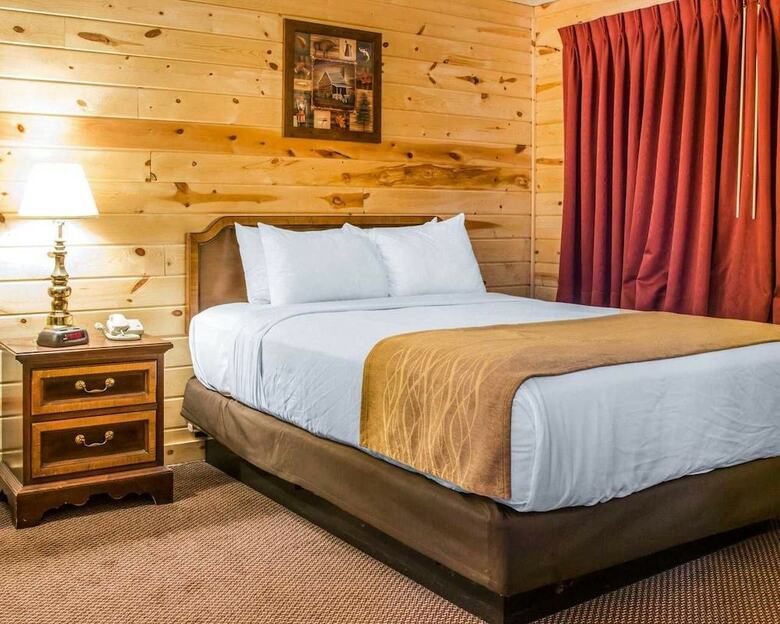 Hotel Cabins Of Mackinaw