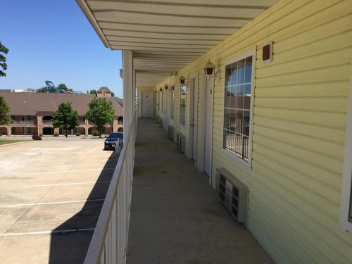 Motel Spinning Wheel Inn