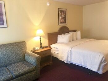Motel Honeysuckle Inn & Conference Center