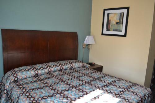 Hotel Countryside Inn & Suites