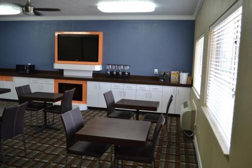Hotel Countryside Inn & Suites
