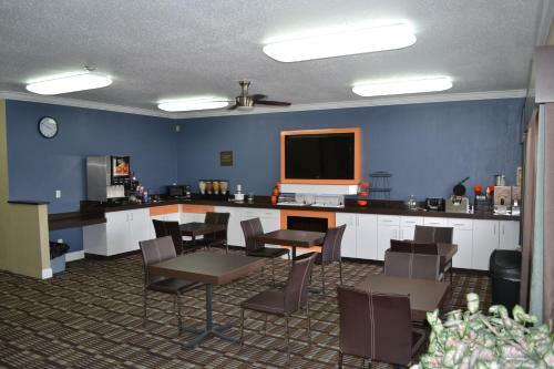 Hotel Countryside Inn & Suites