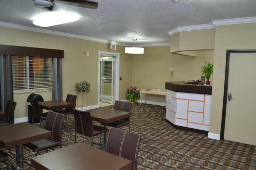 Hotel Countryside Inn & Suites