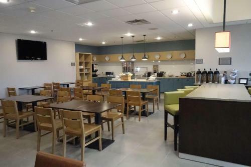 Hotel Country Inn & Suites Sidney