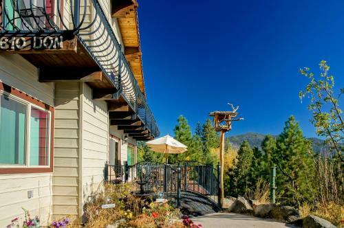 Lake View Chalet