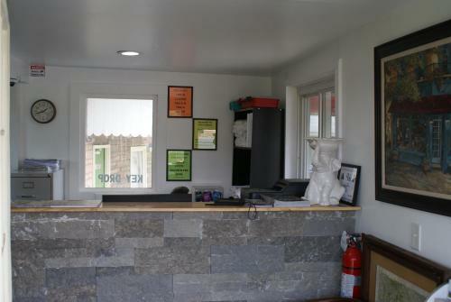 Whispering Pines Motel - Asheville