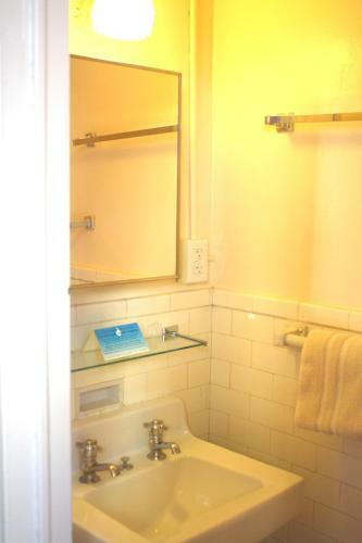 Hostal Leo House