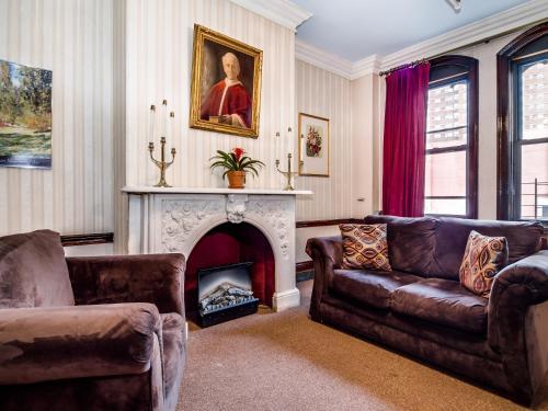 Hostal Leo House