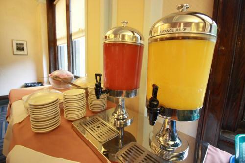 Hostal Leo House