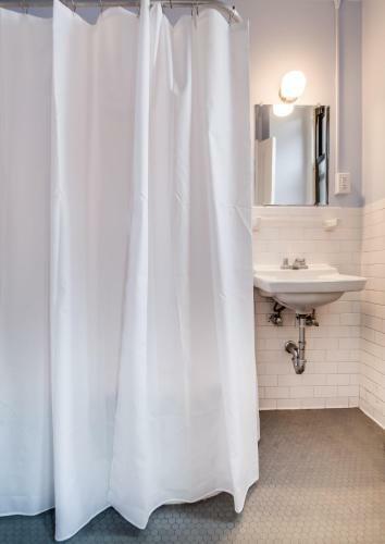 Hostal Leo House