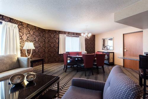 Hotel Ramada Plaza And Suites - Fargo