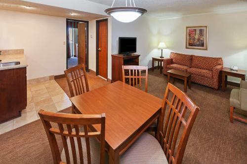 Hotel Clarion Inn & Suites