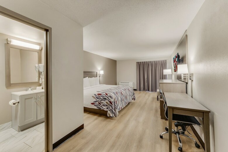 Hotel Ambassador Inn & Suites