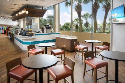 Hotel Royale Palms By Hilton
