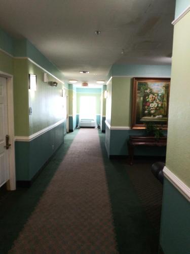Hotel Deluxe 6 Inn & Suites
