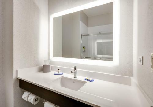 Holiday Inn Express Hotel & Suites Cleburne