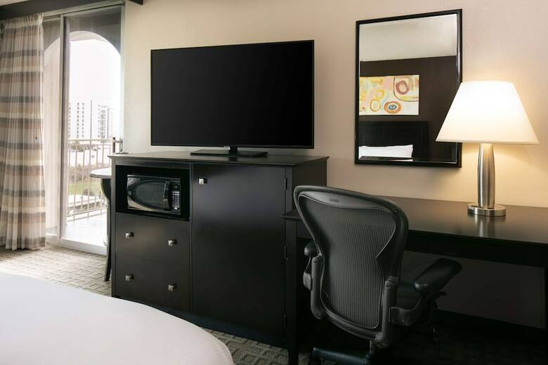 Hotel Doubletree By Hilton Dallas Market Center