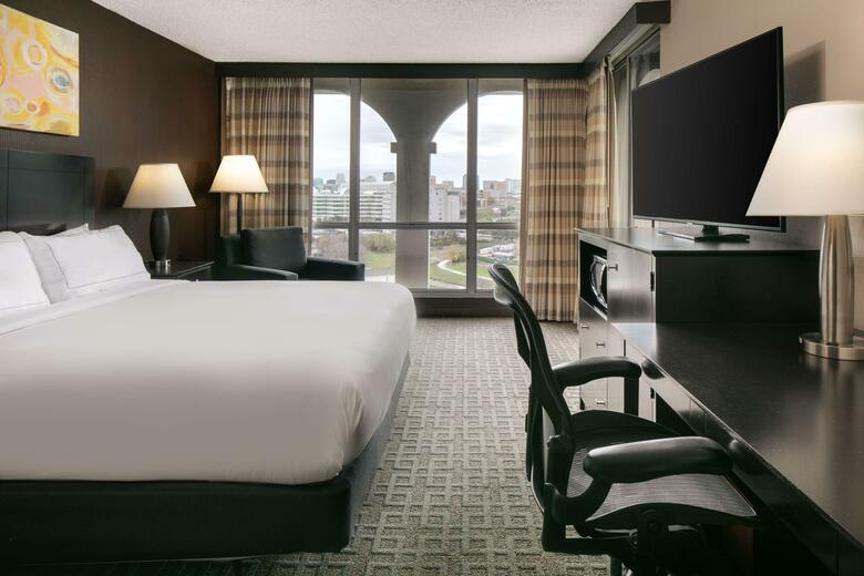 Hotel Doubletree By Hilton Dallas Market Center