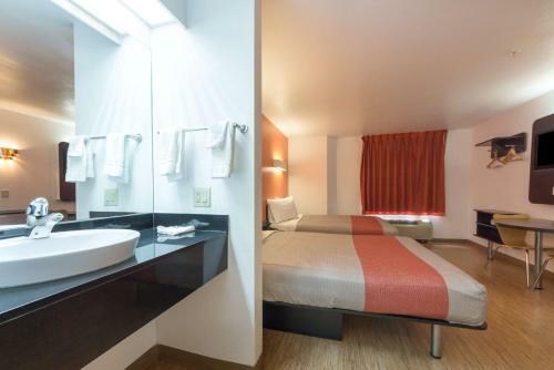 Hotel Motel 6 Dallas Northeast
