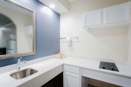Hotel Scottish Inn & Suites Willowbrook