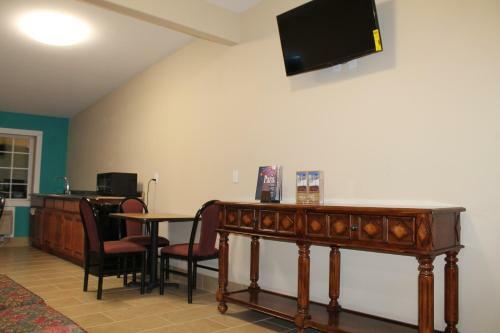 Hotel American Inn & Suites