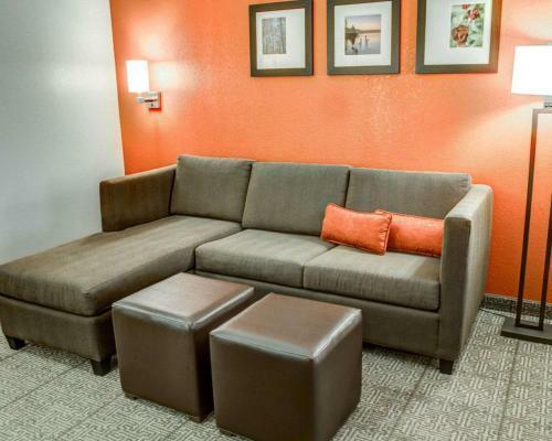 Hotel Comfort Suites Near South Broadway Mall