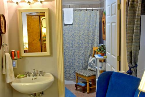 Bed & Breakfast Big Yellow Inn