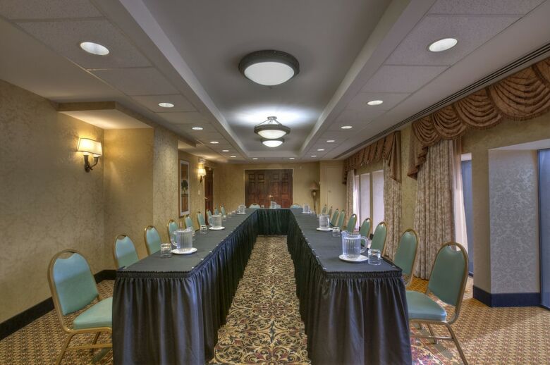 Arlington Court Suites Hotel