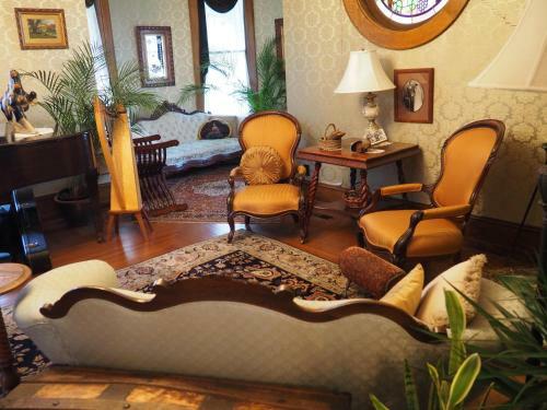 Bed & Breakfast Old Consulate Inn