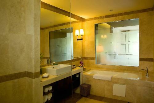 Hotel Olalani Resort & Condotel