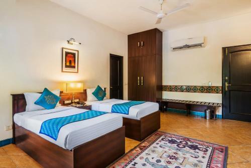 Hotel Home@f37 Kailash Colony Metro