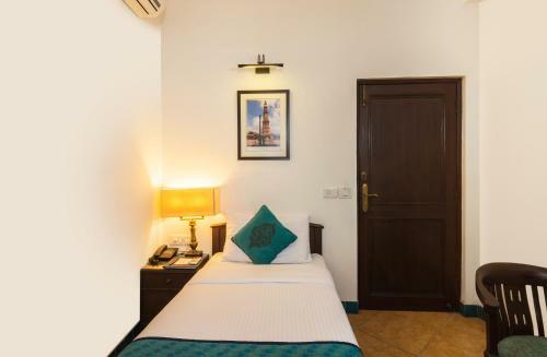 Hotel Home@f37 Kailash Colony Metro