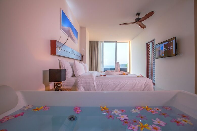 Hotel Surin Beach Resort
