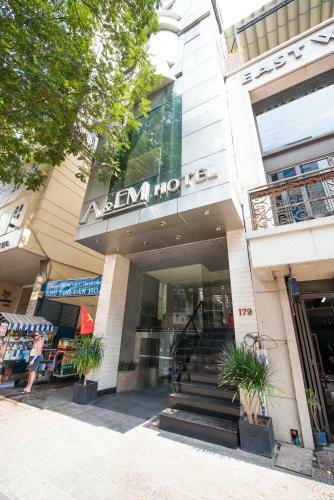 A & Em - The Petit Hotel