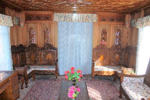 Iram Houseboats