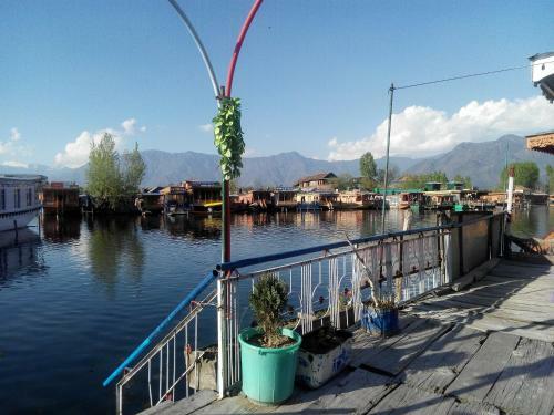 Hostal New World Guest House