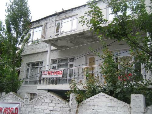 Hostal New World Guest House