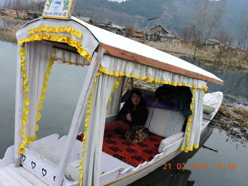 Houseboat Parimahal