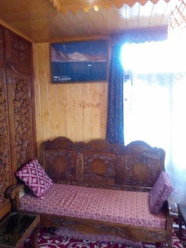 Houseboat Parimahal